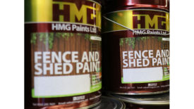 Hmg篱芭和棚子油漆的罐头照片