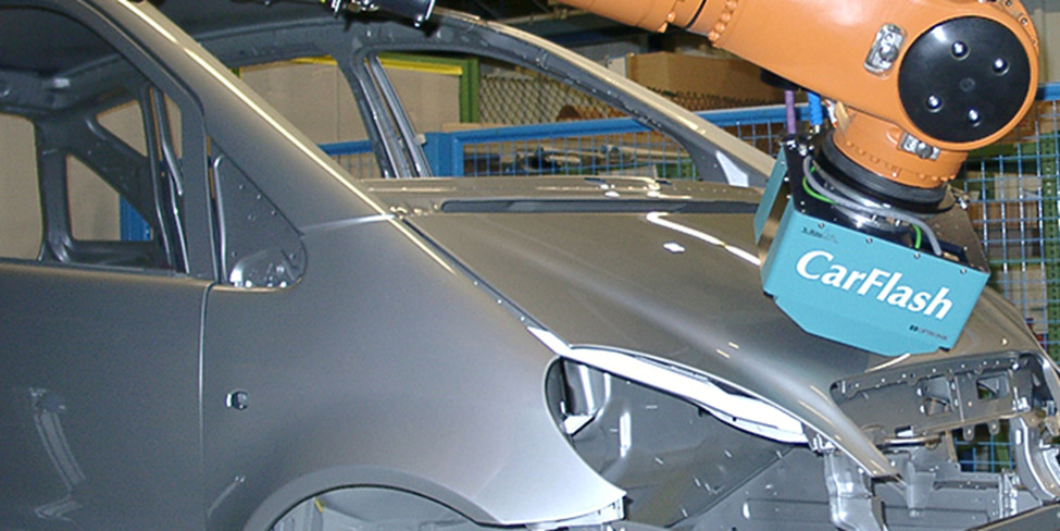 将CarFlash内联测量与机器人系统相结合，确保了汽车生产中颜色质量的完整性。