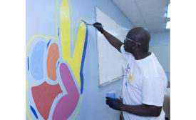 PPG领导者通过五颜六色的社区项目照亮迈阿密学校
