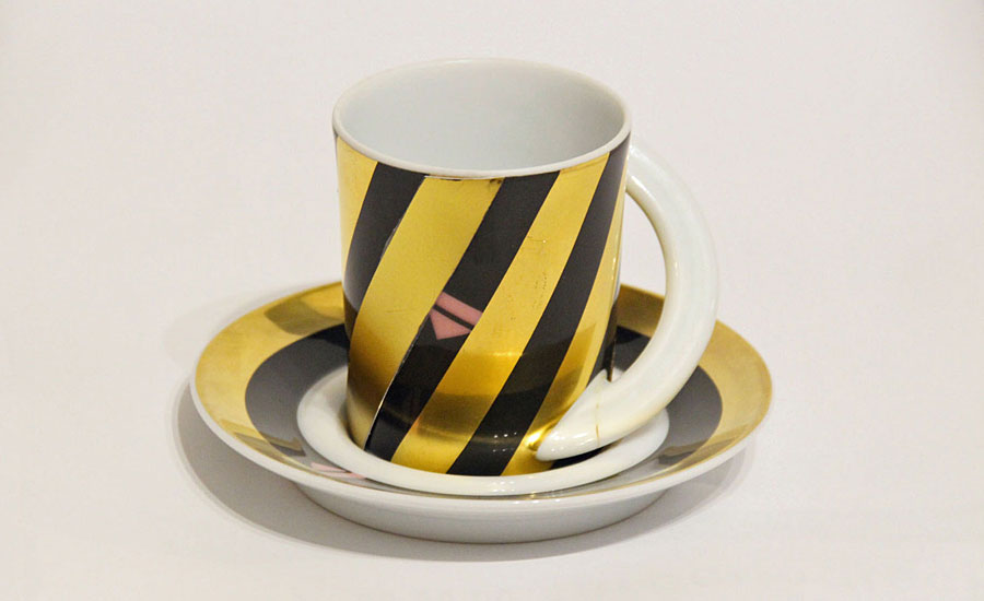 罗森塔尔<一口>®< /一口>杯赤金的条纹。条纹被替换为一个包含新的黄金印刷条纹色素(YY)基于UTP技术。