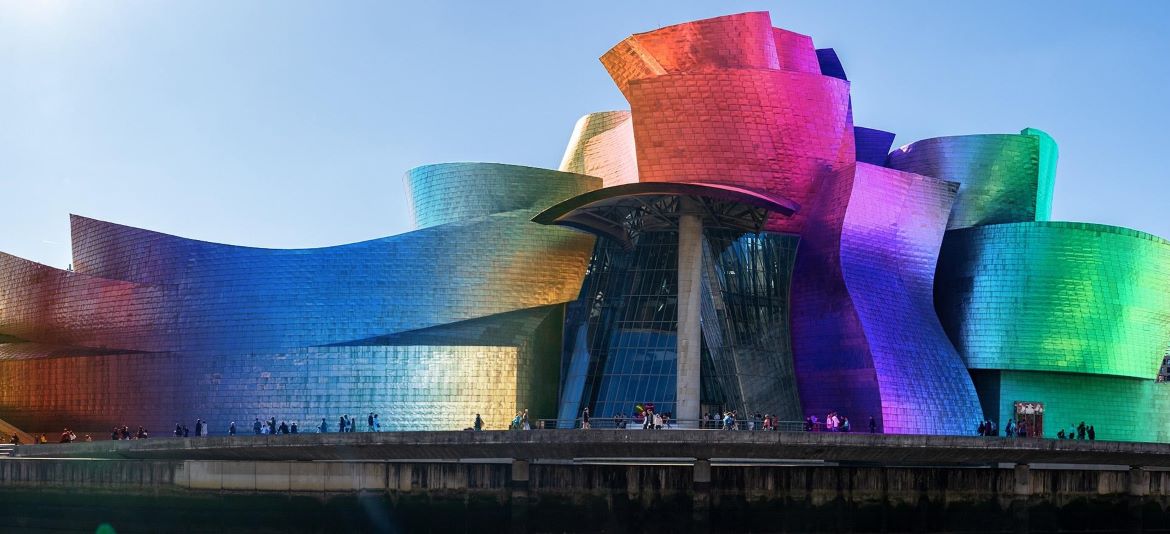 西班牙毕尔巴鄂的古根海姆博物馆，其钛覆立面可能采用阳极氧化颜色。(图片来源:David Vives on Unsplash)