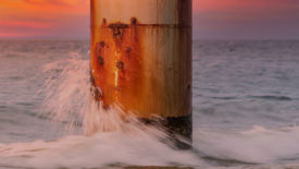 海上设施的大柱子照片