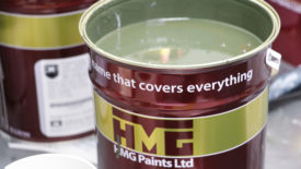 一罐HMG油漆防御涂料的照片