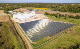 太阳能电池阵列的照片在昆西伊利诺斯州Huber设施