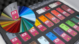 HMG绘的颜色与新的金属颜色的Colourbase颜色箱子照片