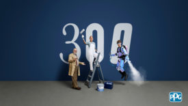 画家，科学家和探险家的图像，站在一个大标志前，上面写着“ 300”