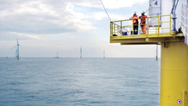 北海一个离岸风电场的两名工人。
